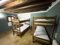 Dormitorio Albergue de Cabañes, Camino Lebaniego, Valle de Liébana, Picos de Europa