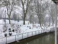 Hiver — Le ponton, la promenade, la piste cyclable, la route et le tramway Hiver — Le ponton, la promenade, la piste cyclable, la route et le tramway