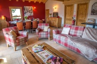 Salon / salle à manger avec balcon et vue sur la montagne Salon / salle à manger avec balcon et vue sur la montagne