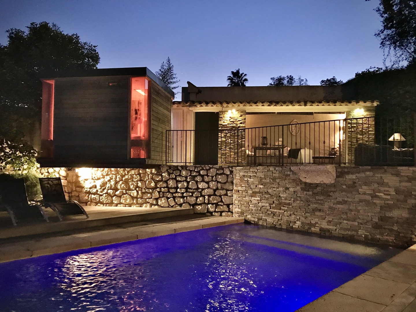 Piscine au sel chauffée et sauna suspendu Piscine au sel chauffée et sauna suspendu