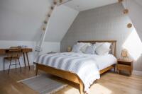 La chambre, son lit et son bureau La chambre, son lit et son bureau