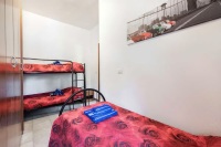 cameretta con letto singolo e a castello cameretta con letto singolo e a castello