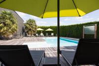 Les transats au bord de la piscine Les transats au bord de la piscine