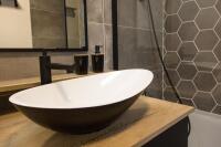 La salle de bain du rez de chaussée et son vasque La salle de bain du rez de chaussée et son vasque