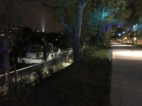 Nuit — La piste cyclable, le long de la berge Nuit — La piste cyclable, le long de la berge