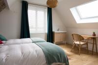 La chambre double, son bureau et son vasque La chambre double, son bureau et son vasque