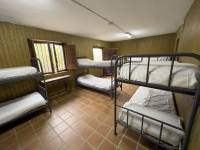 Dormitorio Albergue de Cabañes, Camino Lebaniego, Valle de Liébana, Picos de Europa