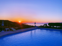 Coucher de soleil et la piscine Coucher de soleil et la piscine