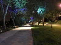 Nuit — La promenade, la piste cyclable et la route, le long de la berge Nuit — La promenade, la piste cyclable et la route, le long de la berge