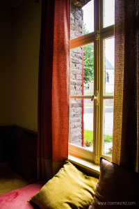 La chambre jaune au rez-de-chaussée La chambre jaune au rez-de-chaussée