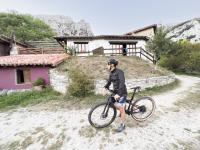 Ciclista ante el Albergue de Cabañes, Camino Lebaniego, Picos de Europa, Valle de Liébana