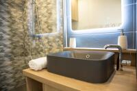 La salle de douche, son vasque, son miroir éclairé La salle de douche, son vasque, son miroir éclairé