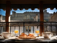 Petit déjeuner sur la terrasse vue cité de Carcassonne, appartement 61.4