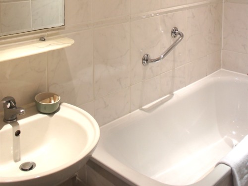 Ensuite Bathroom Facilities caring hotel, london | rooms Ensuite Bathroom Facilities caring hotel, london | rooms