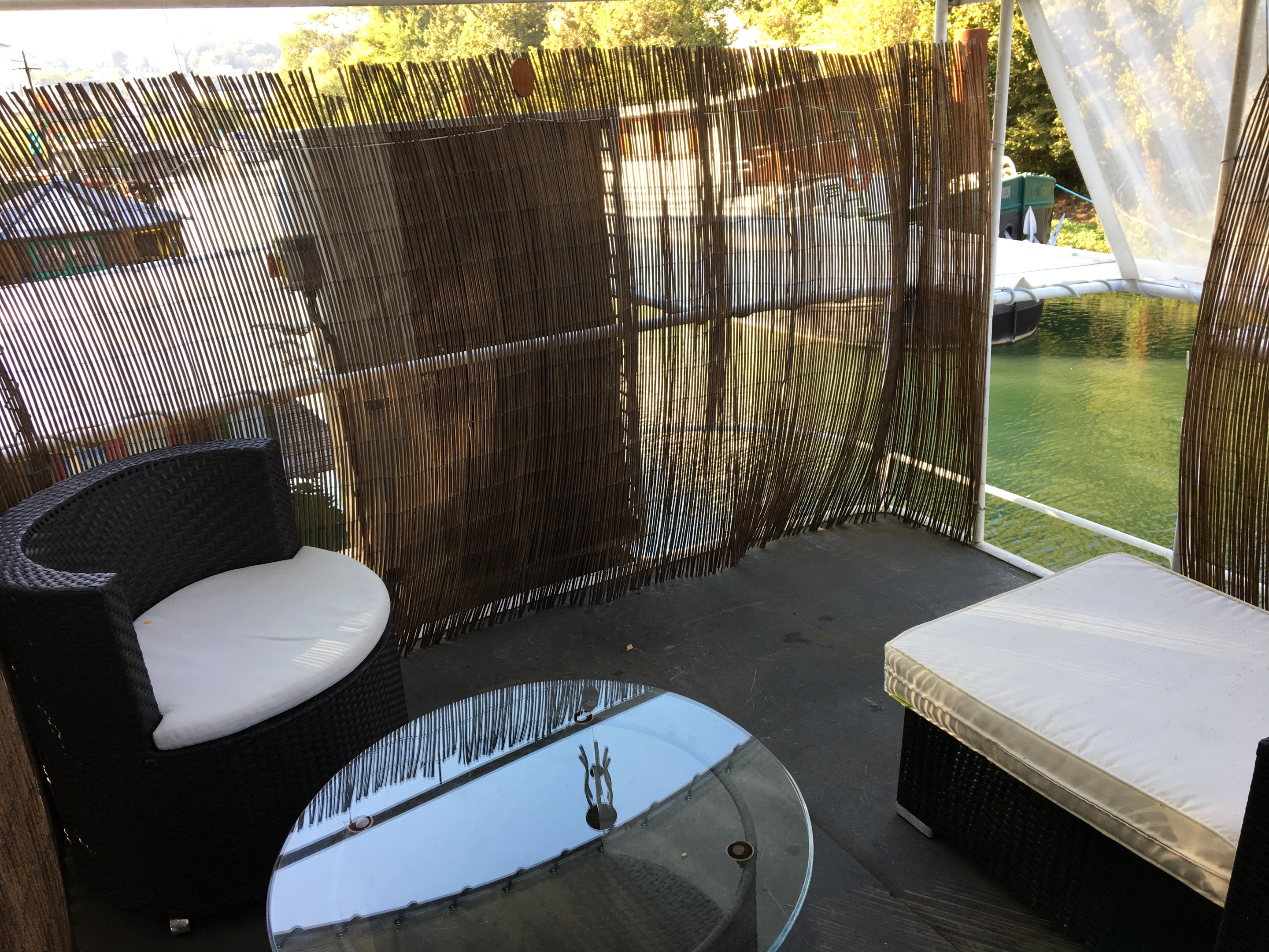 Studio — La terrasse couverte et entourée de cannisses Studio — La terrasse couverte et entourée de cannisses