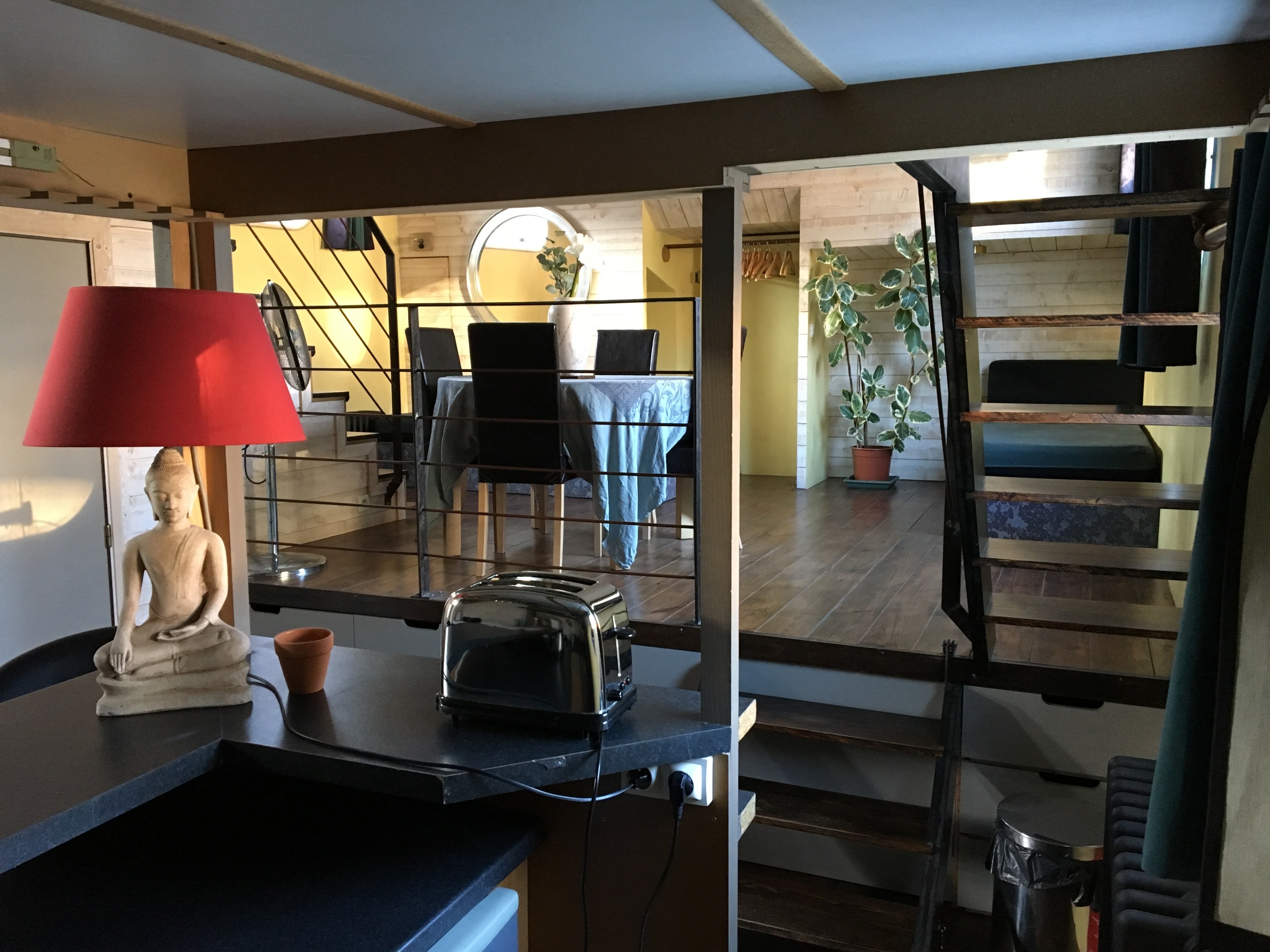 Loft — La salle à manger, vue de la cuisine - bar Loft — La salle à manger, vue de la cuisine - bar