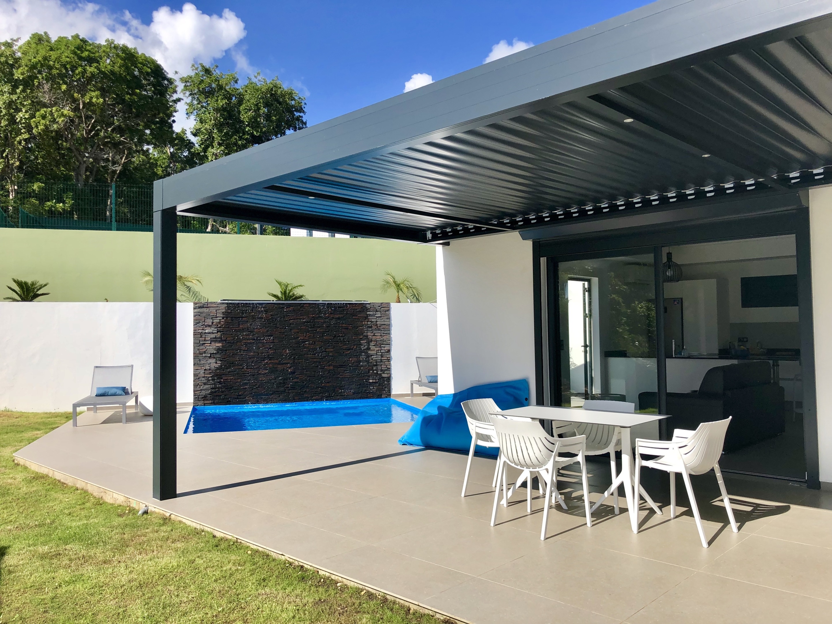 Pergolas bio climatiques. Pergolas bio climatiques.