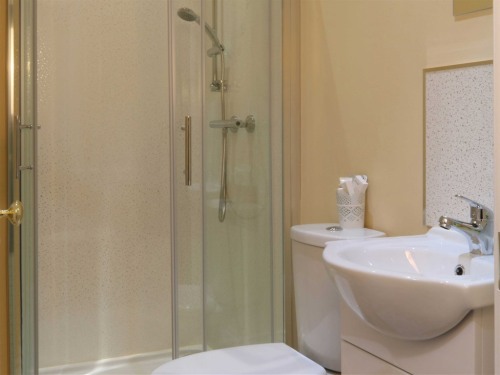 Ensuite Bathroom Facilities bridge bed & breakfast, derry | rooms Ensuite Bathroom Facilities bridge bed & breakfast, derry | rooms