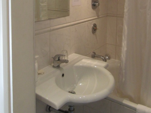 Ensuite Bathroom Facilities caring hotel, london | rooms Ensuite Bathroom Facilities caring hotel, london | rooms