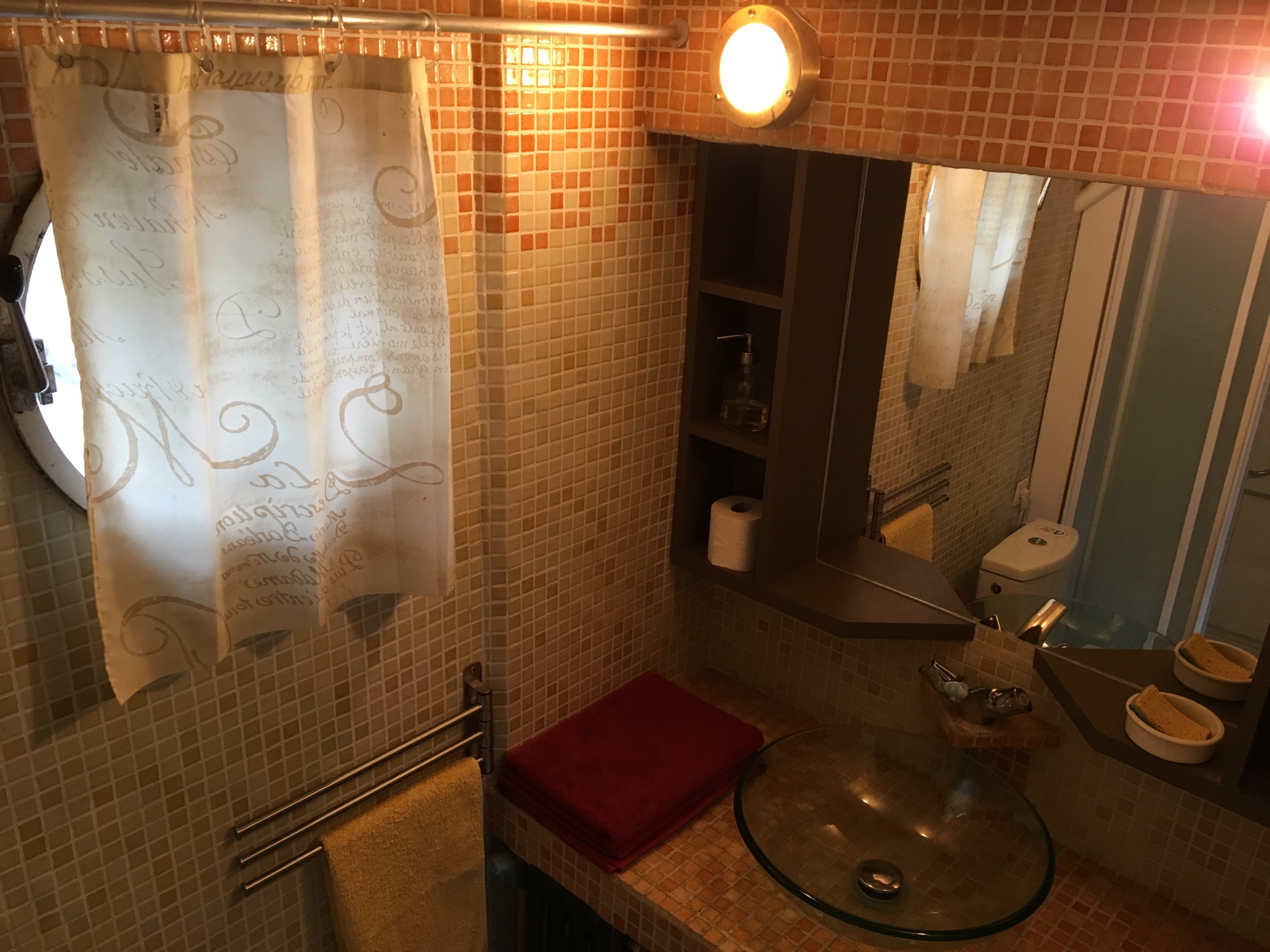 Loft - La salle d'eau, côté lavabo Loft - La salle d'eau, côté lavabo