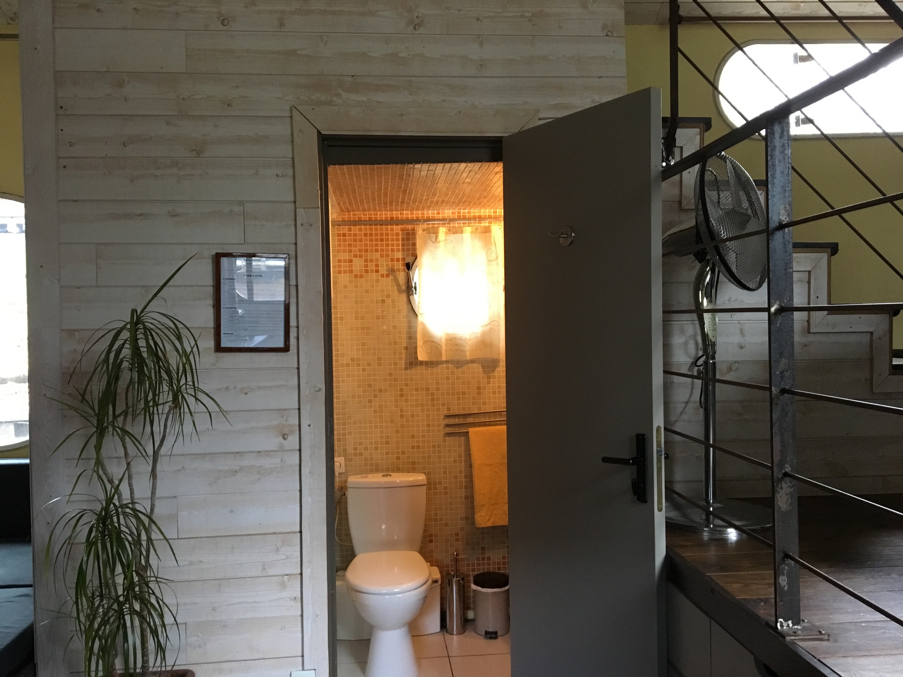 Loft - La salle d'eau, avec douche, WC et lavabo Loft - La salle d'eau, avec douche, WC et lavabo