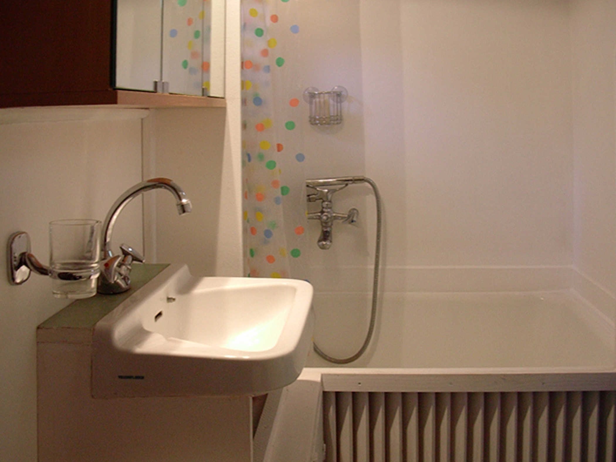 Studio — La salle de bain, avec sa baignoire sabot Studio — La salle de bain, avec sa baignoire sabot