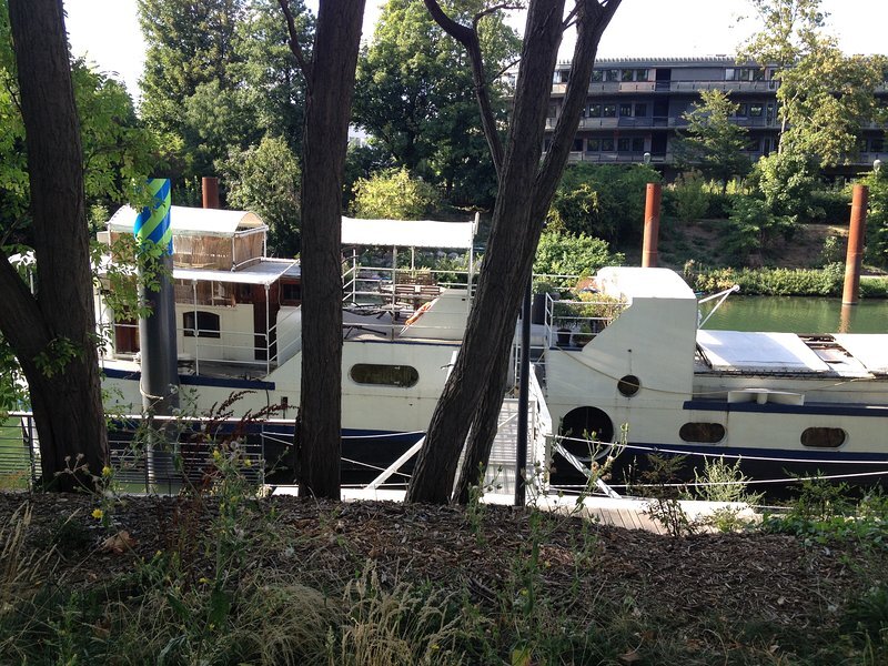 Péniche - Vue de la piste cyclable Péniche - Vue de la piste cyclable