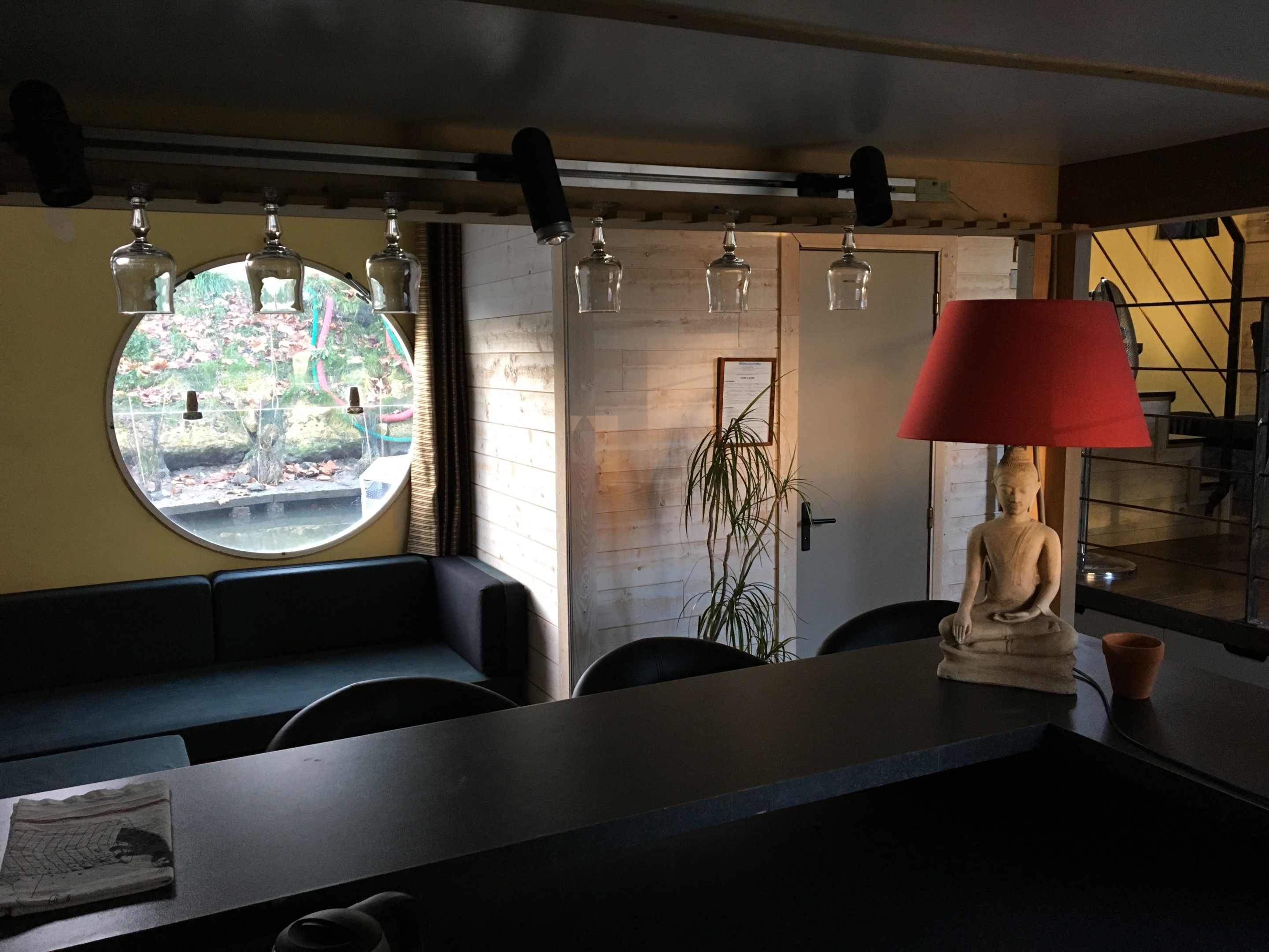 Loft — Le salon et la berge, vue de la cuisine - bar Loft — Le salon et la berge, vue de la cuisine - bar