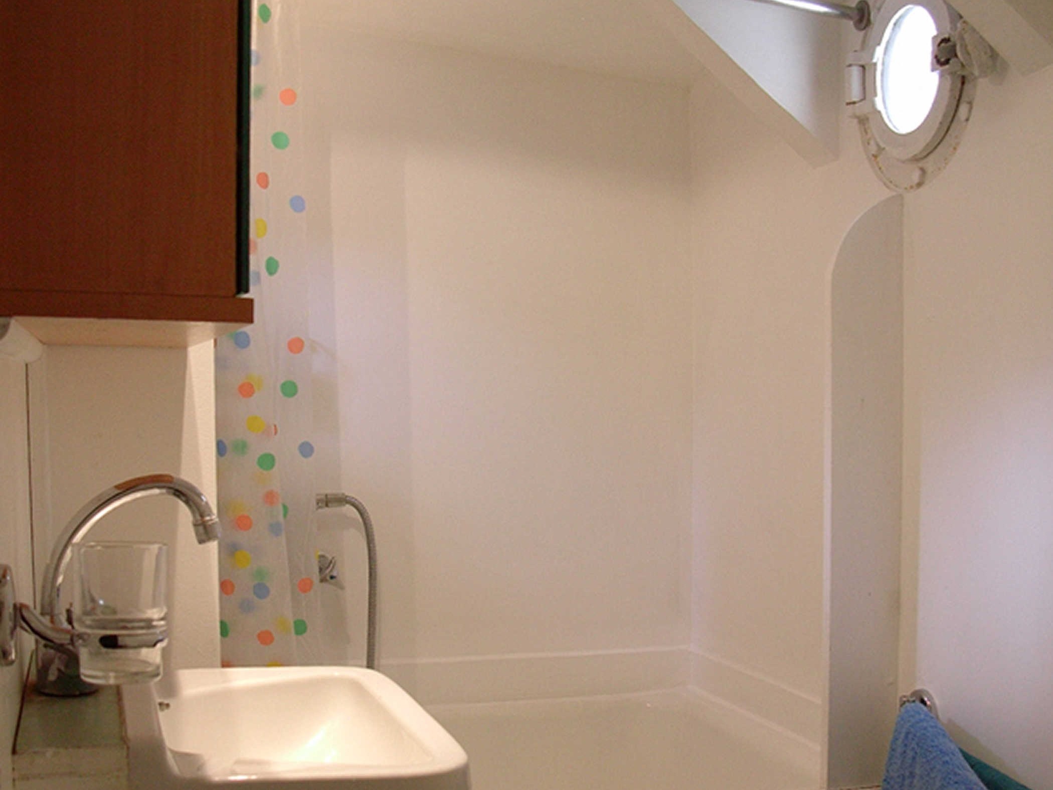 Studio - La salle de bain avec sa baignoire sabot Studio - La salle de bain avec sa baignoire sabot