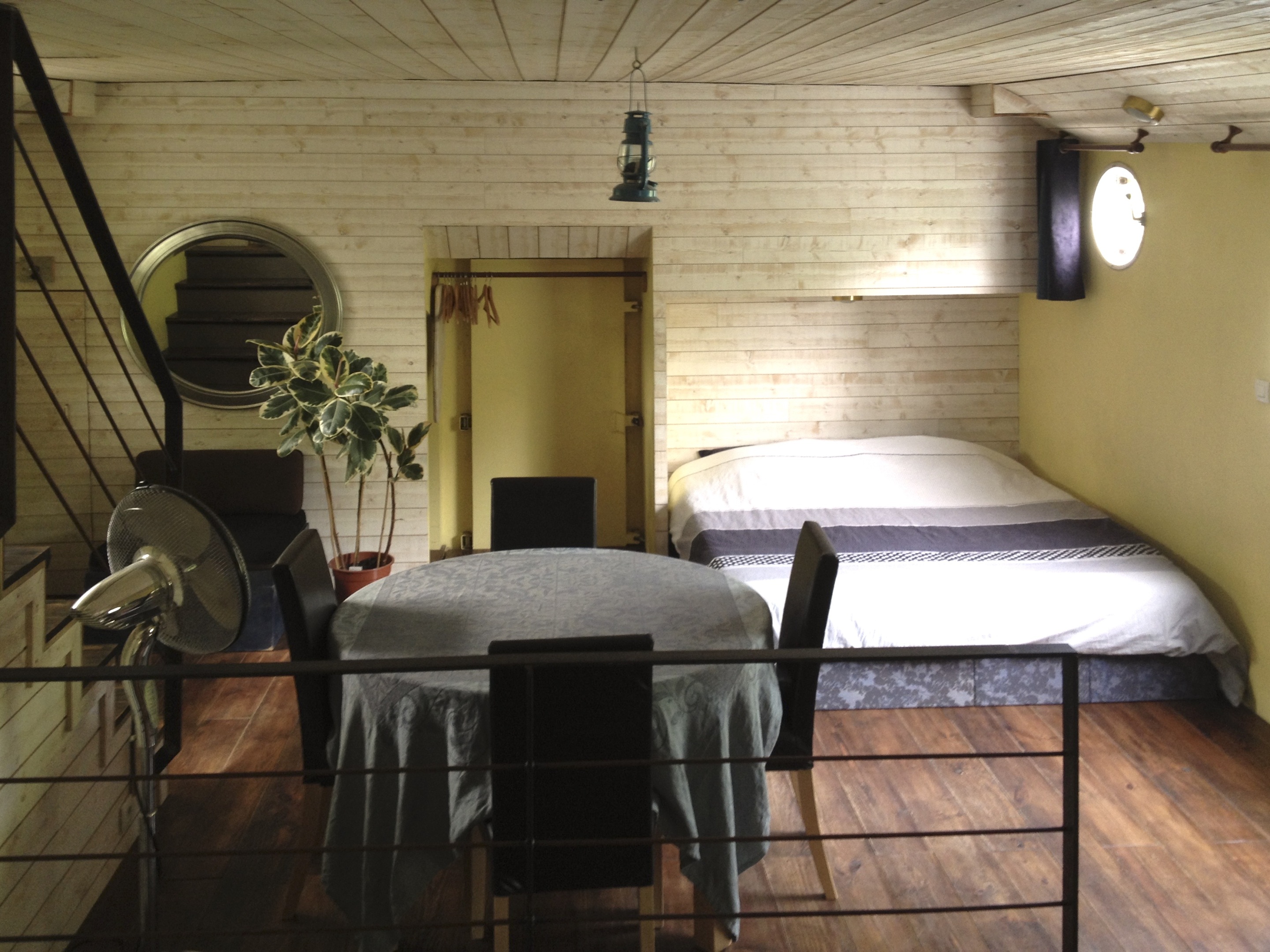 Loft — Un lit double dans la salle à manger Loft — Un lit double dans la salle à manger