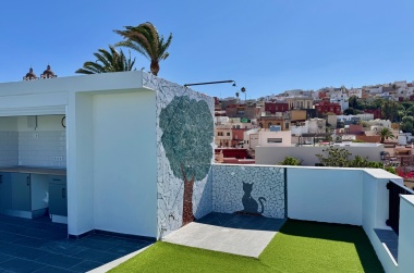 Große Terrasse mit Fernblick auf das Meer, die Altstadt und in die Berge. 