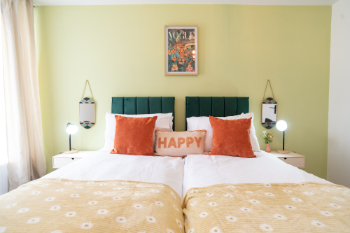 Comfortable zip-and-link bed that can be arranged as a king or two singles