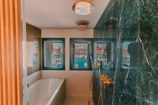 Chambre 3 double pommeau de douche et baignoire avec sur sur le Vieux Port