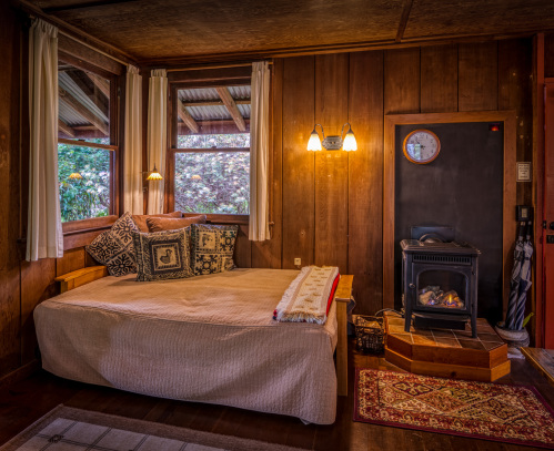 Livingroom - Convertible bed and gas fireplace