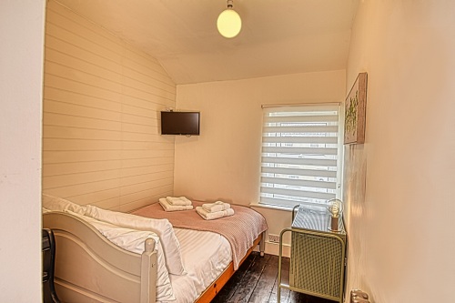 Cosy Double Bedroom (upstairs)