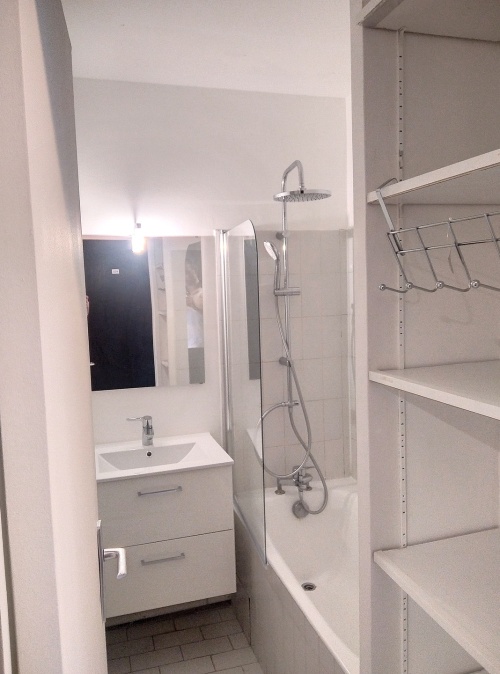 salle de bain avec rangements