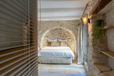 La chambre dorée et sa voûte en pierre vue du salon