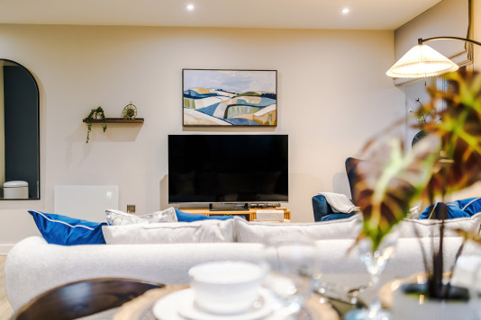 Stylish 2-Bed 2-Bath Apartment in Newly Renovated Victorian Building – Prime Leeds City Centre near Station