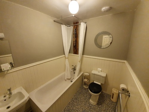 1st Floor Suite Twin Room Bathroom