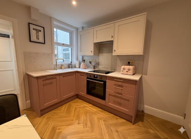 Fully fitted kitchen