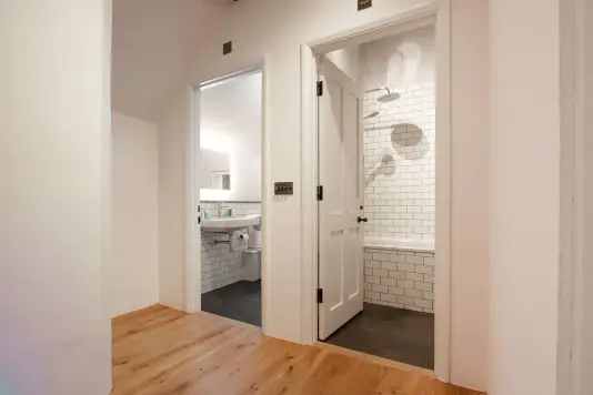 Main bathroom & toilet 