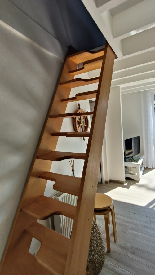 Escalier à pas décalé pour l'accès à la chambre 3