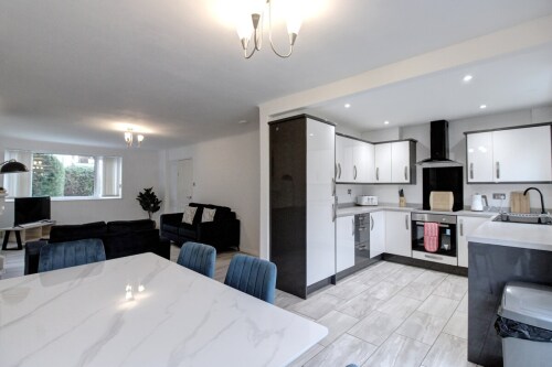 Kitchen / Dining Area