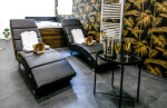 Grand Sofa dans salle de bain