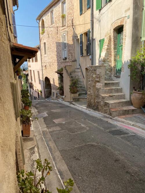 RUE DEVANT LA MAISON