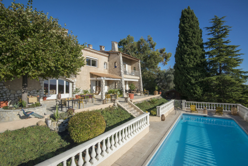 Vue de la Bastide depuis le salon de la piscine