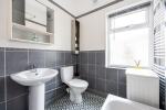 Bathroom w/bath tub