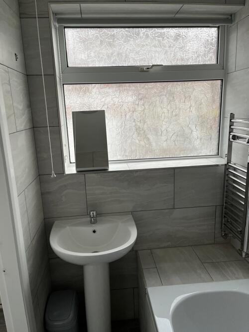 Bathroom - 3-piece modern bathroom on the ground floor