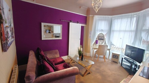 Deluxe One bed apartment on Ground floor Purple Amethyst