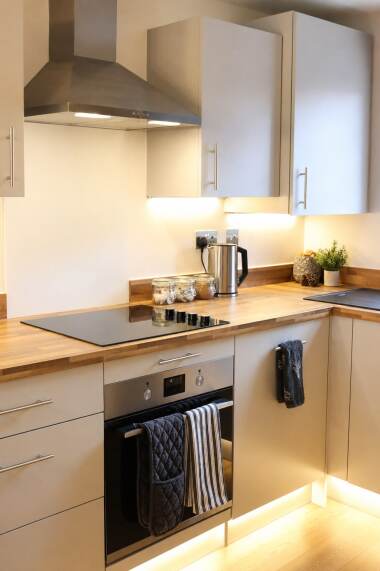 The fully equipped kitchen includes a single oven, four-burner hob, kettle, toaster and dishwasher, providing everything you need to prepare meals and enjoy a comfortable stay.